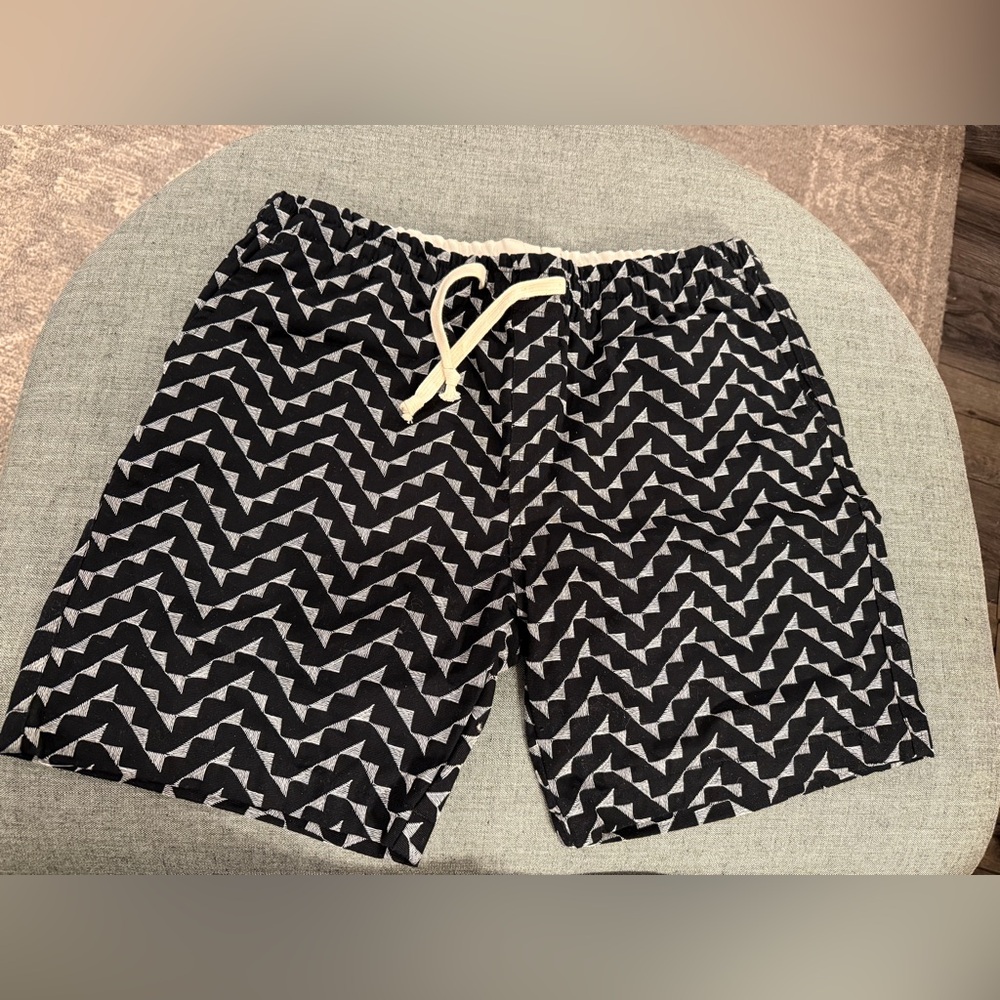 Gustin black shorts size L NWT